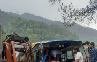 बदरीनाथ हाईवे पर बस और ट्रक की भिड़ंत, चालक घायल