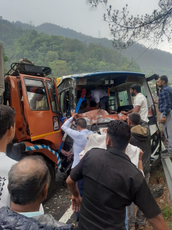 बदरीनाथ हाईवे पर बस और ट्रक की भिड़ंत, चालक घायल