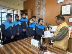 फीस बढ़ोत्तरी से नारज बी एड छात्रों ने विश्व विद्यालय का किया विरोध