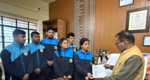 फीस बढ़ोत्तरी से नारज बी एड छात्रों ने विश्व विद्यालय का किया विरोध