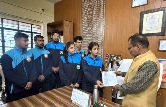 फीस बढ़ोत्तरी से नारज बी एड छात्रों ने विश्व विद्यालय का किया विरोध