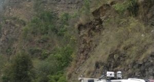 बद्रीनाथ राष्ट्रीय राजमार्ग पर पलट गया ट्रक, बड़ा हादसा टला