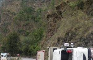 बद्रीनाथ राष्ट्रीय राजमार्ग पर पलट गया ट्रक, बड़ा हादसा टला