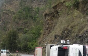 बद्रीनाथ राष्ट्रीय राजमार्ग पर पलट गया ट्रक, बड़ा हादसा टला
