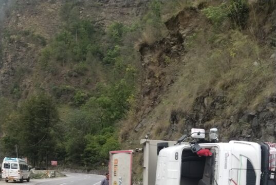 बद्रीनाथ राष्ट्रीय राजमार्ग पर पलट गया ट्रक, बड़ा हादसा टला