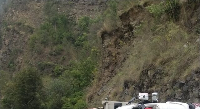 बद्रीनाथ राष्ट्रीय राजमार्ग पर पलट गया ट्रक, बड़ा हादसा टला