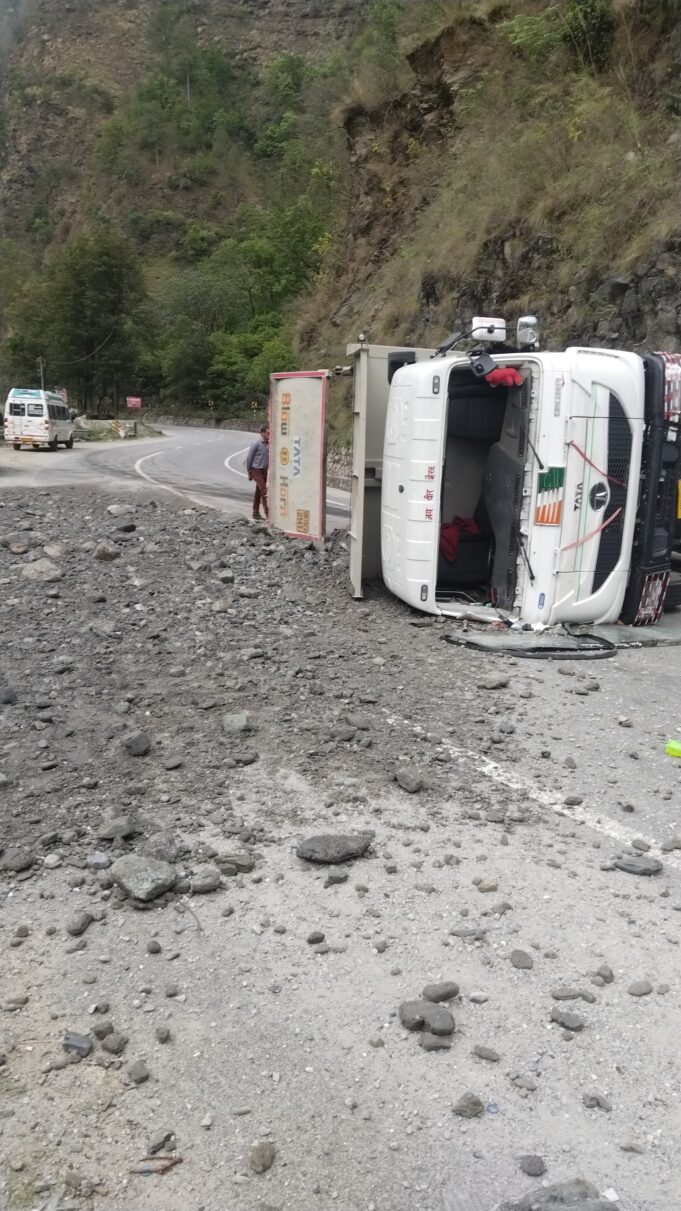 बद्रीनाथ राष्ट्रीय राजमार्ग पर पलट गया ट्रक, बड़ा हादसा टला