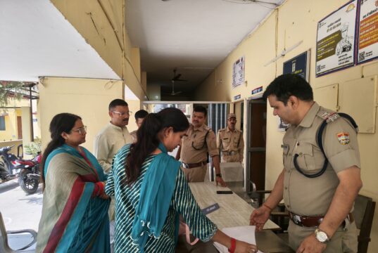 पीड़ित महिला की गुहार पर खुद कोतवाली पहुंचीं मेयर आरती भंडारी