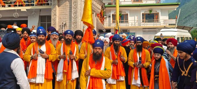 पंज प्यारों की अग़वाई मे पहला जथा रवाना, कल खुलेंगे हेमकुण्ड साहिब के कपाट