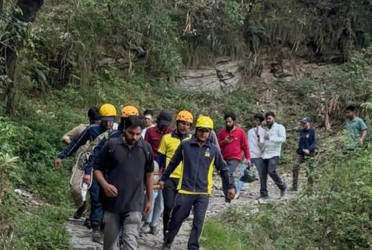 नैनीताल, चाइना पीक ट्रैकिंग के दौरान खाई में गिरे युवक का SDRF ने किया सफल रेस्क्यू
