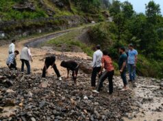 मूसलाधार बारिश से सड़क पर आया मलबा, स्थानीय युवाओं ने संभाला मोर्चा
