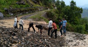 मूसलाधार बारिश से सड़क पर आया मलबा, स्थानीय युवाओं ने संभाला मोर्चा
