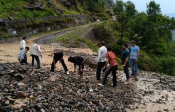 मूसलाधार बारिश से सड़क पर आया मलबा, स्थानीय युवाओं ने संभाला मोर्चा