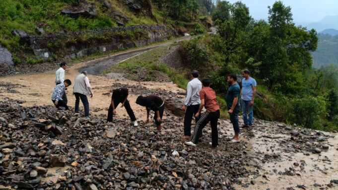 मूसलाधार बारिश से सड़क पर आया मलबा, स्थानीय युवाओं ने संभाला मोर्चा