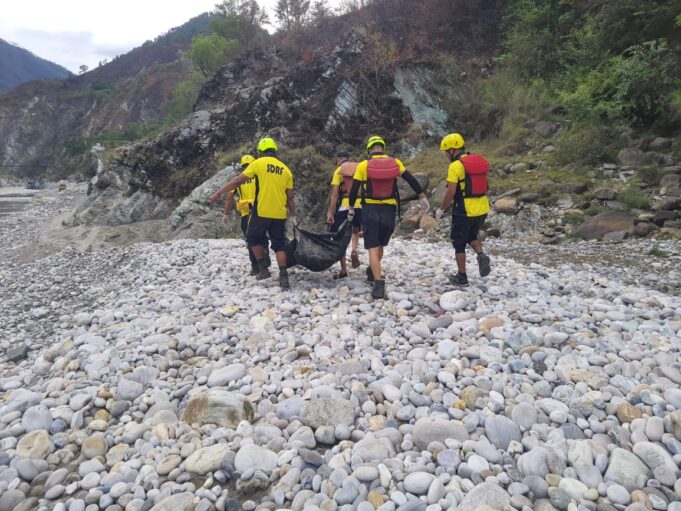 SDRF ने गोचर क्षेत्र में बरामद अज्ञात शव को जिला पुलिस के सुपुर्द किया