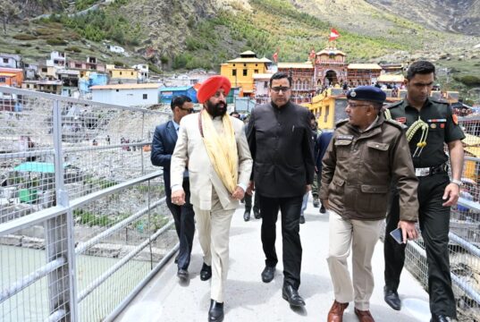 राज्यपाल ने किए बदरीनाथ धाम के दर्शन, देश और प्रदेश के समृद्धि और खुशहाली की कामना की