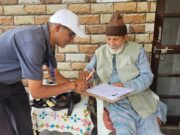 महात्मा गांधी शांति पुरस्कार से सम्मानित चंडी प्रसाद भट्ट ने भरा गणना प्रपत्र, मतदाता सूची पुनरीक्षण अभियान में जनसहभागिता का किया आह्वान