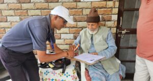 महात्मा गांधी शांति पुरस्कार से सम्मानित चंडी प्रसाद भट्ट ने भरा गणना प्रपत्र, मतदाता सूची पुनरीक्षण अभियान में जनसहभागिता का किया आह्वान