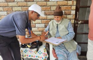 महात्मा गांधी शांति पुरस्कार से सम्मानित चंडी प्रसाद भट्ट ने भरा गणना प्रपत्र, मतदाता सूची पुनरीक्षण अभियान में जनसहभागिता का किया आह्वान