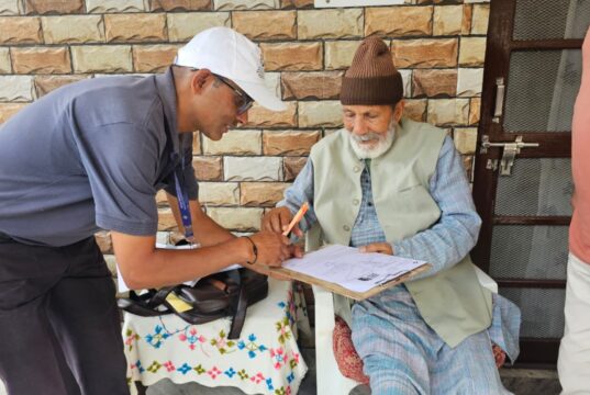 महात्मा गांधी शांति पुरस्कार से सम्मानित चंडी प्रसाद भट्ट ने भरा गणना प्रपत्र, मतदाता सूची पुनरीक्षण अभियान में जनसहभागिता का किया आह्वान