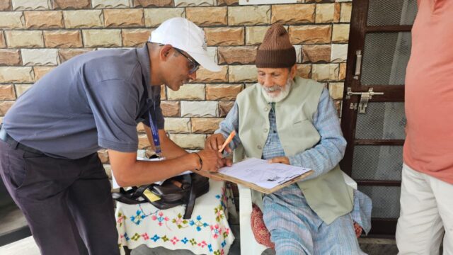 महात्मा गांधी शांति पुरस्कार से सम्मानित चंडी प्रसाद भट्ट ने भरा गणना प्रपत्र, मतदाता सूची पुनरीक्षण अभियान में जनसहभागिता का किया आह्वान