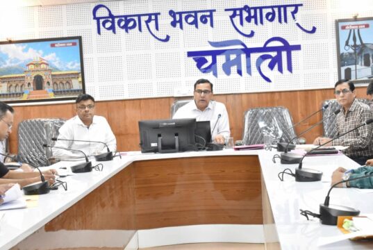 विकास अधिकारी ने मुख्यमंत्री घोषणाओं की प्रगति को लेकर ली समीक्षा बैठक