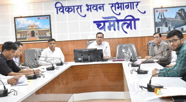 विकास अधिकारी ने मुख्यमंत्री घोषणाओं की प्रगति को लेकर ली समीक्षा बैठक