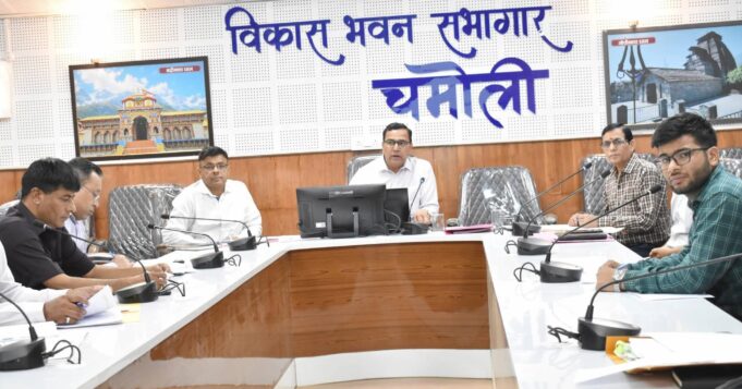 विकास अधिकारी ने मुख्यमंत्री घोषणाओं की प्रगति को लेकर ली समीक्षा बैठक