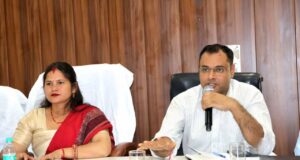 जिलाधिकारी ने खंड विकास अधिकारी एवं एडीओ पंचायत के विरुद्ध कारण बताओ नोटिस किया जारी