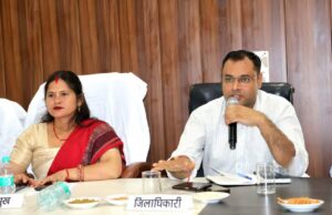 जिलाधिकारी ने खंड विकास अधिकारी एवं एडीओ पंचायत के विरुद्ध कारण बताओ नोटिस किया जारी