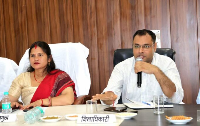 जिलाधिकारी ने खंड विकास अधिकारी एवं एडीओ पंचायत के विरुद्ध कारण बताओ नोटिस किया जारी