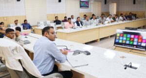 जनता मिलन में गूंजी ग्रामीणों की समस्याएं, जिलाधिकारी ने अधिकारियों को दिए त्वरित समाधान के निर्देश