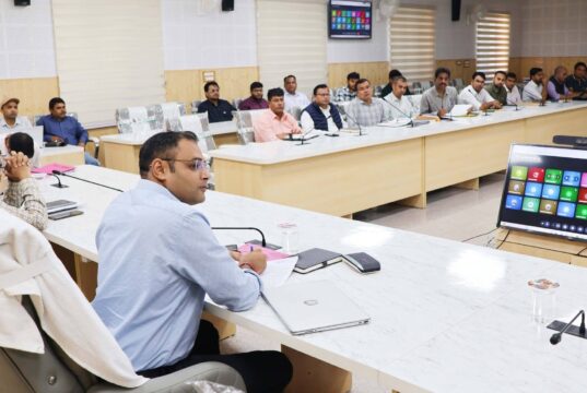 जनता मिलन में गूंजी ग्रामीणों की समस्याएं, जिलाधिकारी ने अधिकारियों को दिए त्वरित समाधान के निर्देश