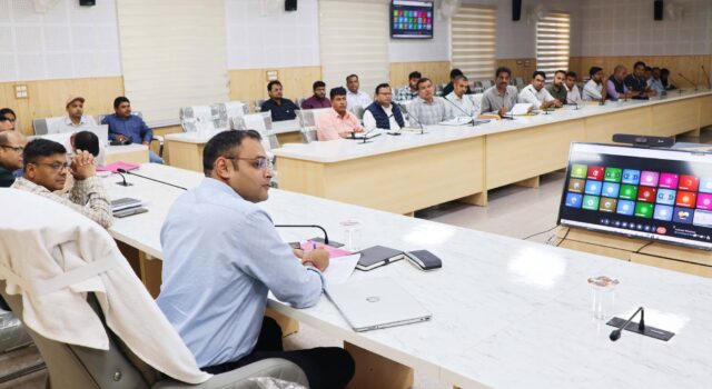 जनता मिलन में गूंजी ग्रामीणों की समस्याएं, जिलाधिकारी ने अधिकारियों को दिए त्वरित समाधान के निर्देश