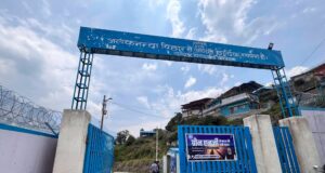 एनटीपीसी गेट पर धरने पर बैठे सभासद प्रवेश डिमरी, रोजगार और वादाखिलाफी को लेकर उग्र आंदोलन की चेतावनी
