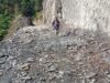 काली चट्टान में जान जोखिम में डालकर ज रहे है राहगीरी