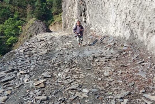 काली चट्टान में जान जोखिम में डालकर ज रहे है राहगीरी