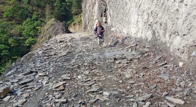 काली चट्टान में जान जोखिम में डालकर ज रहे है राहगीरी