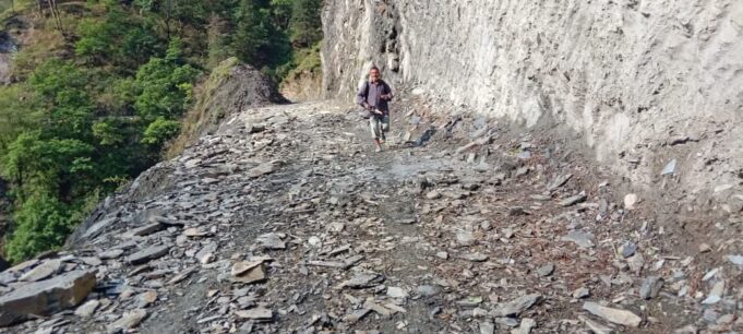काली चट्टान में जान जोखिम में डालकर ज रहे है राहगीरी