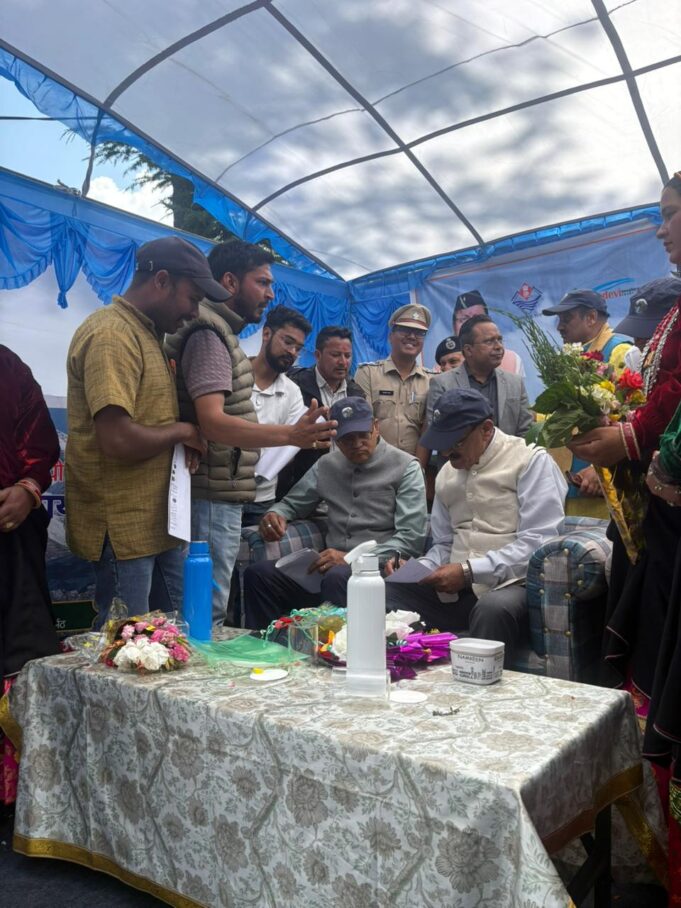 जोशीमठ की विभिन्न जनसमस्याओं को लेकर स्वास्थ्य मंत्री सुबोध उनियाल को प्रतिनिधियों ने सौंपा ज्ञापन