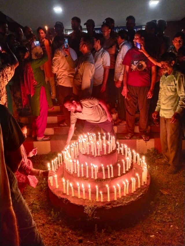 सिमली में बेस अस्पताल की मांग को लेकर फिर सड़कों पर उतरे लोग, निकाला कैंडल मार्च