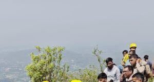 मसूरी रोड झड़ीपानी में कार दुर्घटना, संयुक्त रेस्क्यू अभियान जारी
