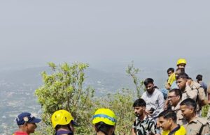 मसूरी रोड झड़ीपानी में कार दुर्घटना, संयुक्त रेस्क्यू अभियान जारी