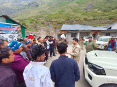 चारधाम यात्रा में सुरक्षित परिवहन को लेकर चमोली पुलिस का जागरूकता अभियान, माणा बस पार्किंग में चालकों को दिए महत्वपूर्ण दिशा-निर्देश
