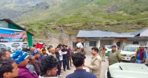 चारधाम यात्रा में सुरक्षित परिवहन को लेकर चमोली पुलिस का जागरूकता अभियान, माणा बस पार्किंग में चालकों को दिए महत्वपूर्ण दिशा-निर्देश