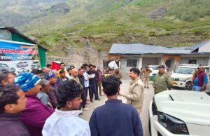 चारधाम यात्रा में सुरक्षित परिवहन को लेकर चमोली पुलिस का जागरूकता अभियान, माणा बस पार्किंग में चालकों को दिए महत्वपूर्ण दिशा-निर्देश