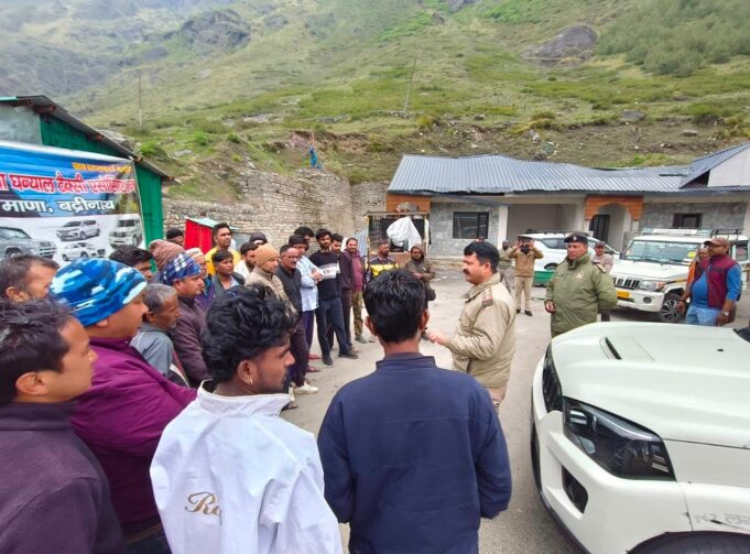 चारधाम यात्रा में सुरक्षित परिवहन को लेकर चमोली पुलिस का जागरूकता अभियान, माणा बस पार्किंग में चालकों को दिए महत्वपूर्ण दिशा-निर्देश