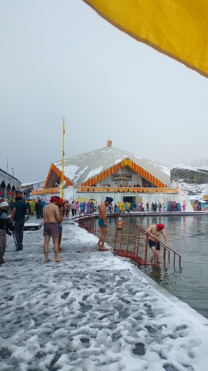 हेमकुंड साहिब में जून में फिर बिछी बर्फ की सफेद चादर, संगतों में उत्साह