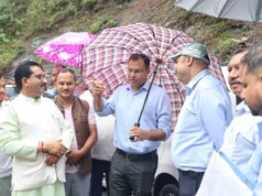 निजमूला घाटी पहुंचे जिलाधिकारी, सड़क और पुल निर्माण कार्यों का किया निरीक्षण