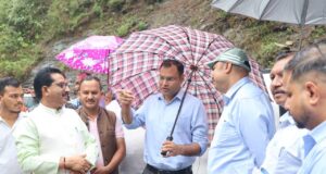 निजमूला घाटी पहुंचे जिलाधिकारी, सड़क और पुल निर्माण कार्यों का किया निरीक्षण